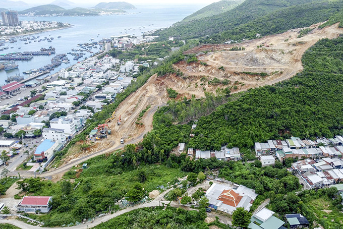 Nhiều khu vực ở xã Phước Đồng có dự án  đào núi, san ủi để làm biệt thự đồi. 