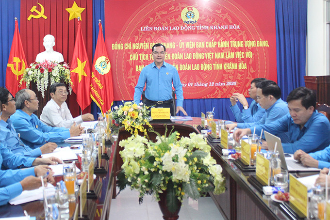 Ông Nguyễn Đình Khang phát biểu chỉ đạo tại buổi làm việc với Liên đoàn Lao động tỉnh.