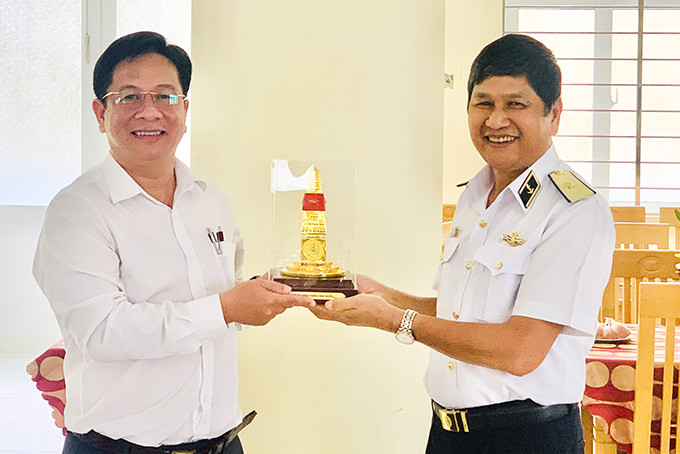 Chuẩn đô đốc Ngô Văn Thuân tặng biểu tượng cột mốc chủ quyền Trường Sa cho Ban Tuyên giáo Tỉnh ủy.