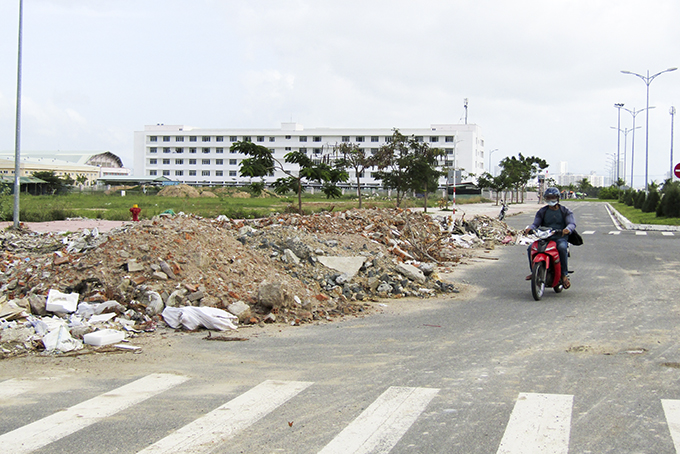 Đổ rác, xà bần ra lòng đường
