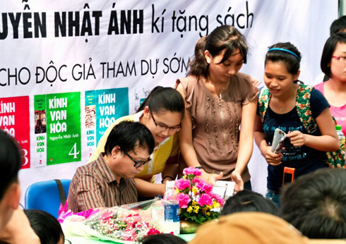 Nhà văn Nguyễn Nhật Ánh trong một buổi ký tặng sách Kính vạn hoa.