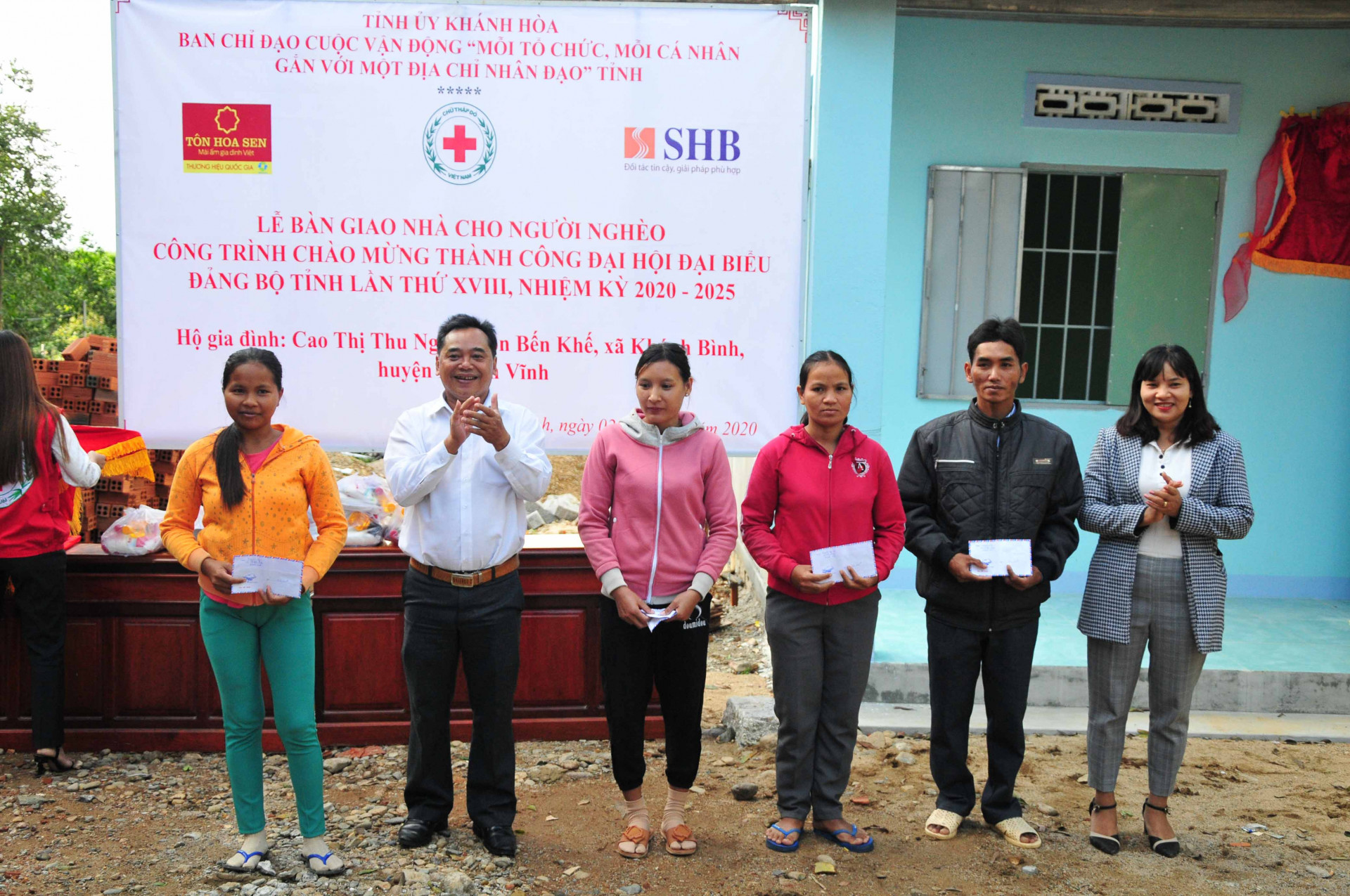 Lãnh đạo huyện Khánh Vĩnh trao quà cho các hộ khó khăn