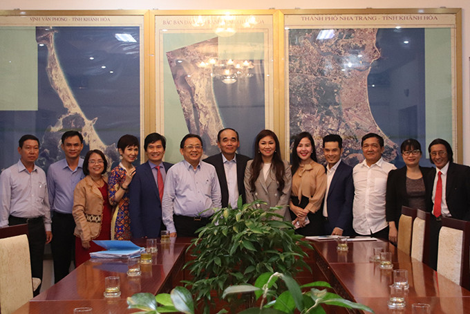 Lãnh đạo tỉnh chụp hình lưu niệm với đoàn công tác Liên hiệp Các hội doanh nghiệp Việt Nam tại châu Âu.
