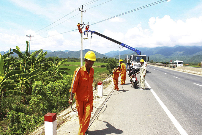 Thi công lưới điện nông thôn tại Ninh Hòa. 
