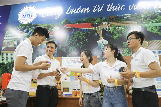 Nhóm thực hiện dự án “Nước giải khát đông trùng hạ thảo Hải Thượng” giới thiệu sản phẩm tại cuộc thi. 