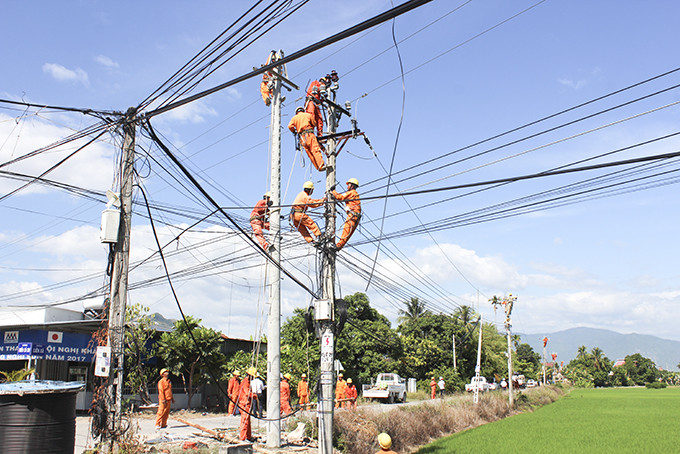 Thi công lưới điện nông thôn tại Diên Khánh.