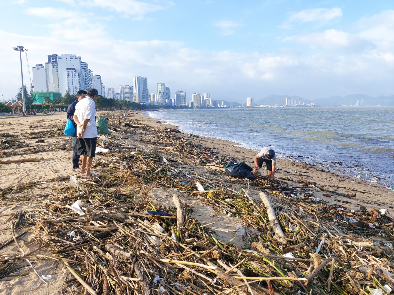 Bãi biển Nha Trang ngập tràn rác sau mưa lũ.
