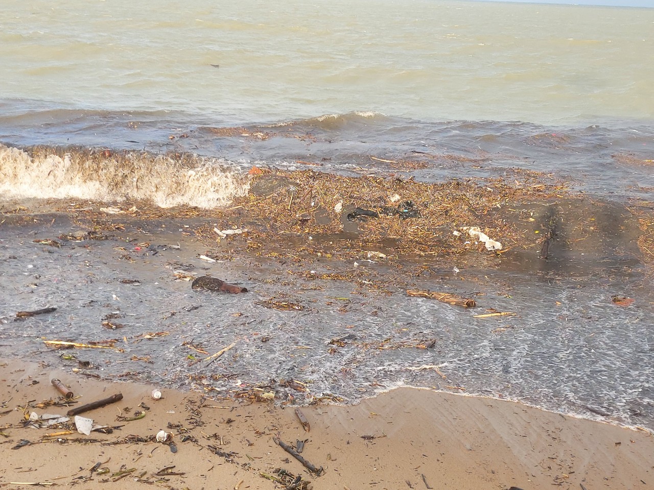 Trên mặt biển vẫn còn khá nhiều rác đang dạt vào bờ.
