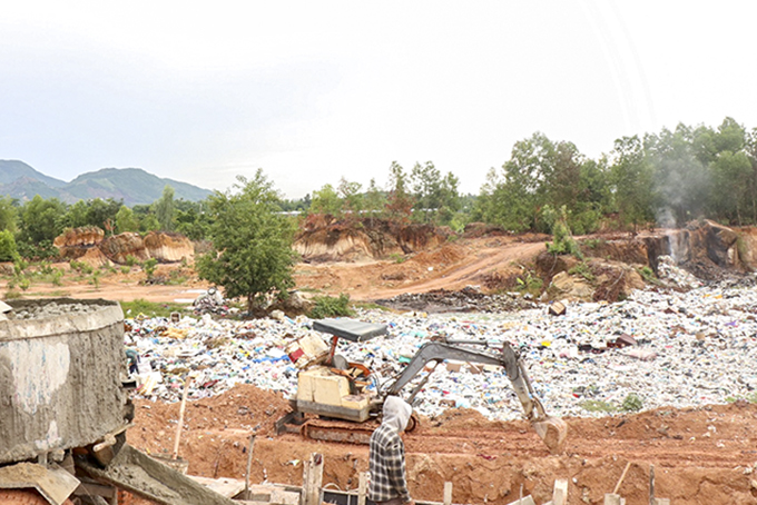 Bãi rác cạnh Khu tái định cư Suối Lau 2: Phải khẩn trương xử lý