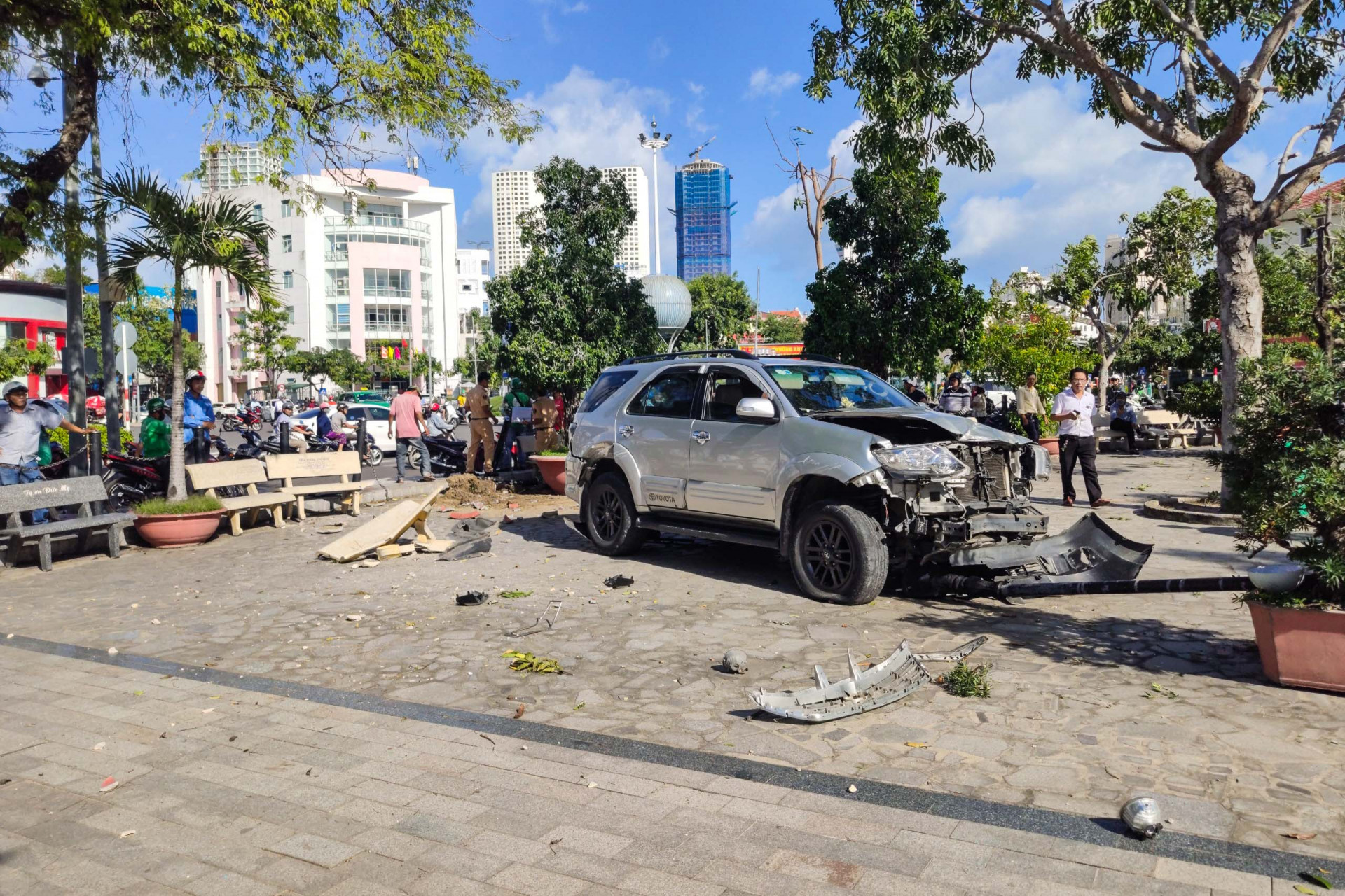 Tại hiện trường vụ tai nạn, xe ô tô nằm trong khuôn viên sân của Nhà thờ Núi