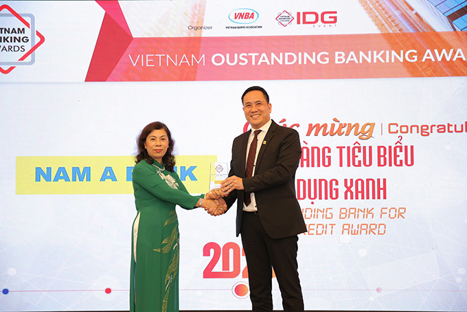 Bà Lê Thị Kim Xuân – Trưởng Văn phòng đại diện Hiệp hội Ngân hàng tại TP.HCM trao giải thưởng “Ngân hàng tiêu biểu về Tín dụng xanh” năm 2020 cho đại diện Nam A Bank – Ông Hà Huy Cường, Phó Tổng Giám đốc.