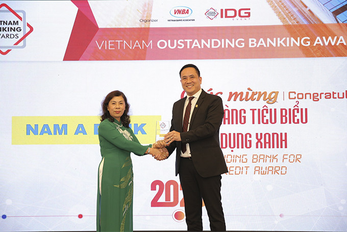 Bà Lê Thị Kim Xuân - Trưởng Văn phòng đại diện Hiệp hội Ngân hàng tại TP. Hồ Chí Minh trao giải thưởng “Ngân hàng tiêu biểu về Tín dụng xanh” năm 2020 cho đại diện Nam A Bank - ông Hà Huy Cường - Phó Tổng Giám đốc.