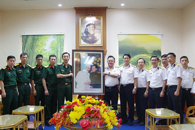 Đoàn công tác tặng quà lưu niệm cho Học viện Hải quân.
