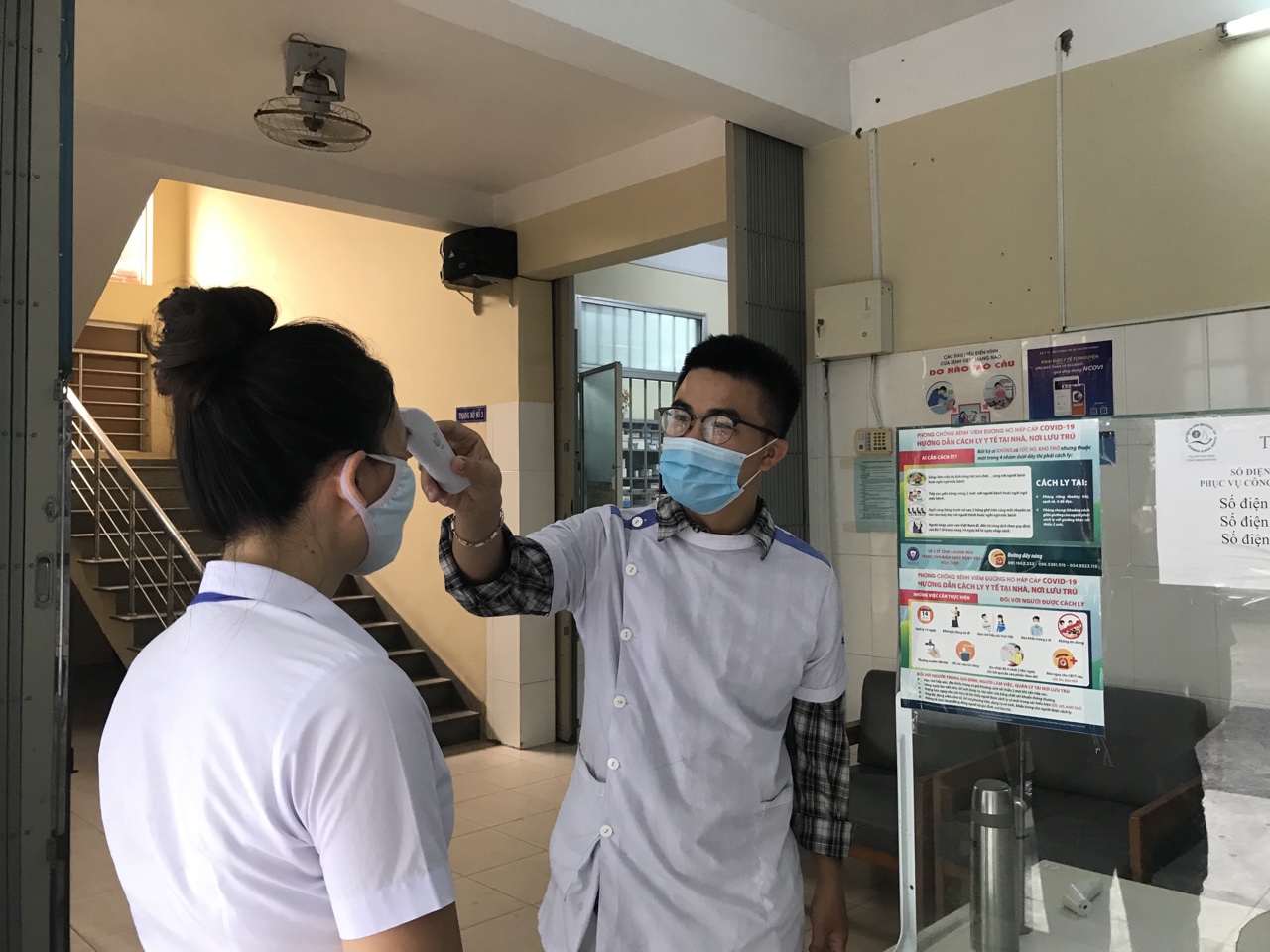 Đo thân nhiệt người đến khám bệnh tại Bệnh viện Đa khoa tỉnh Khánh Hoà