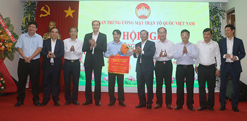 trao cờ Cụm trưởng Cụm thi đua các tỉnh Duyên hải miền Trung năm 2021 cho UBMTTQ Việt Nam tỉnh Phú Yên