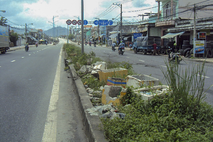 Dải phân cách thành nơi chứa rác