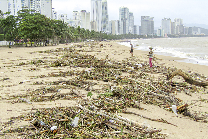Cần chung tay thu gom rác trên bãi biển