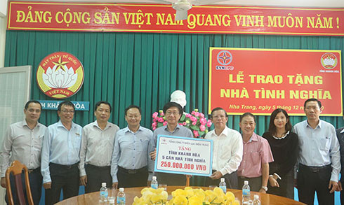 Ông Trần Ngọc Thanh (thứ 4 từ phải qua) tiếp nhận tiền ủng hộ