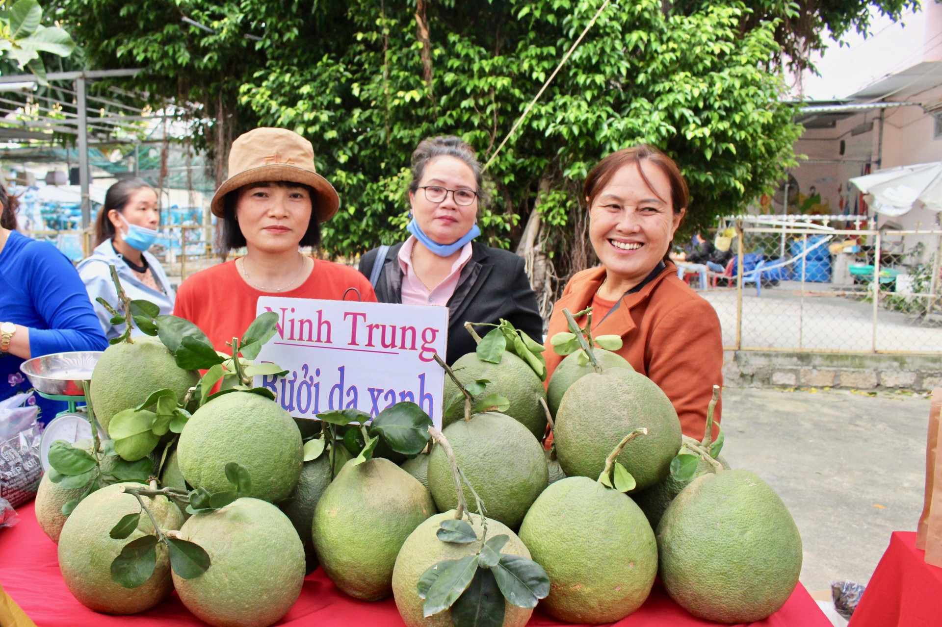 Hội Liên hiệp Phụ nữ xã Ninh Trung mang sản phẩm bưởi da xanh đến phiên chợ