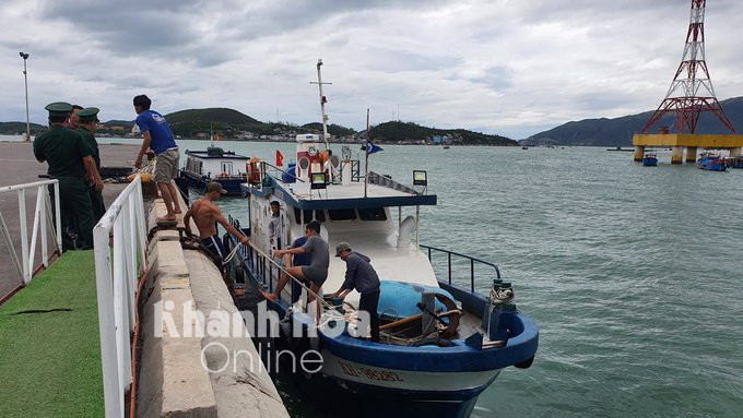 Tàu tuần tra Ban quản lý Vịnh Nha Trang đưa các ngư dân gặp nạn vào bờ