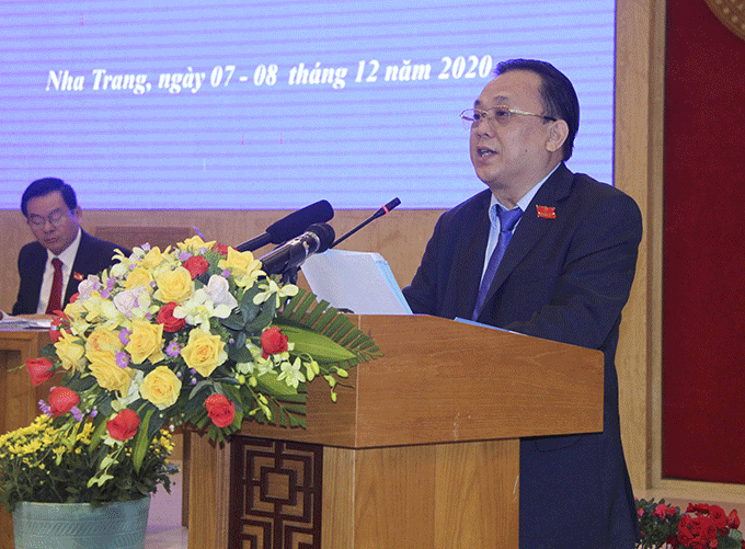 Ông Lê Hữu Hoàng thay mặt UBND tỉnh báo cáo công tác chỉ đạo điều hành của UBND tỉnh