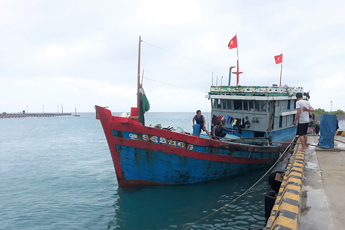 Khắc phục sự cố máy chính cho tàu cá Quảng Ngãi