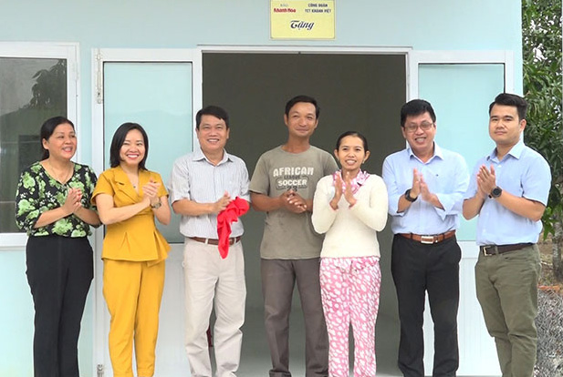 Trao nhà tình nghĩa cho gia đình chị Hồ Thị Nhân