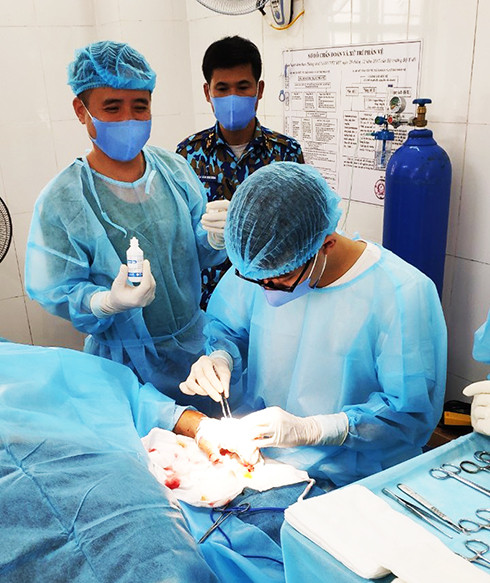 Kíp y, bác sĩ đảo Nam Yết xử lý vết thương  cho bệnh nhân Phúc. 