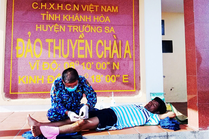 Quân y đảo Thuyền Chài xử lý vết thương cho ngư dân Nguyễn Thanh Tuấn. 