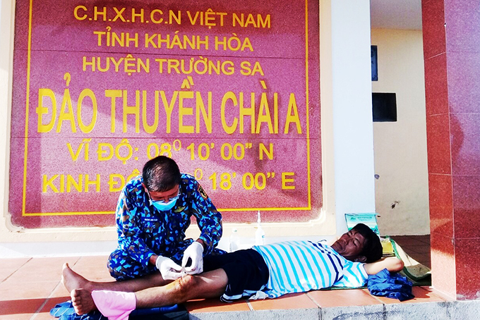 Quân y đảo Thuyền Chài giúp 1 ngư dân Ninh Hòa gặp nạn trên biển