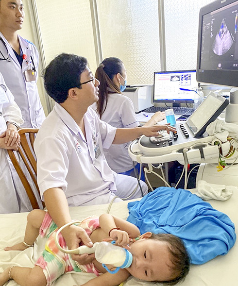 Tầm soát tim bẩm sinh cho trẻ ở Bệnh viện Đa khoa tỉnh. 