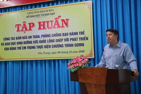 Ông Hà Văn Thông - Trưởng Phòng Giáo dục Tiểu học - Giáo dục Mầm non Sở Giáo dục và Đào tạo phát biểu tại buổi tập huấn. 