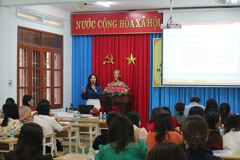 Bà Phạm Thị Châu Anh – Phó trưởng phòng Giáo dục và Đào tạo TP. Nha Trang báo cáo chuyên đề tại buổi tập huấn. 