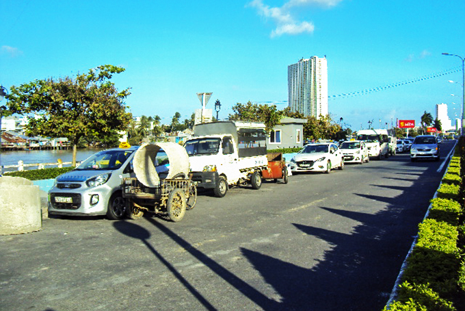 Đậu xe chiếm lòng đường