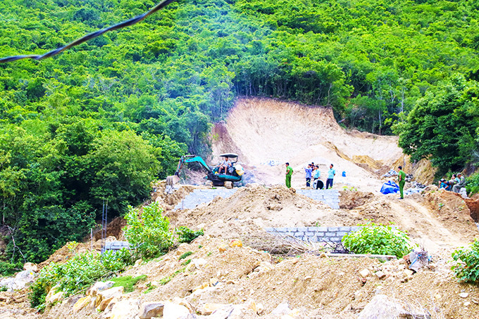 zzPhường Vĩnh Hòa tháo dỡ tang vật vi phạm tại một khu vực san ủi đất rừng trên núi Cô Tiên.