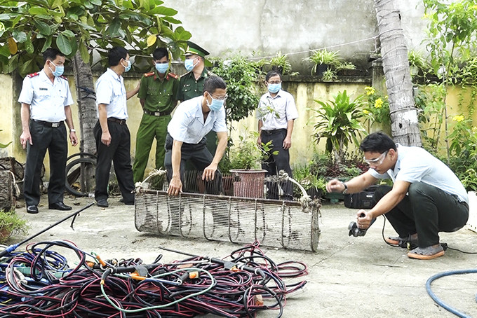 Tiêu hủy lồng cào sò.