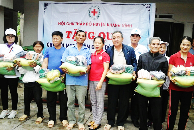 Hội Chữ thập đỏ huyện Khánh Vĩnh: Tặng 450 suất quà cho người nghèo