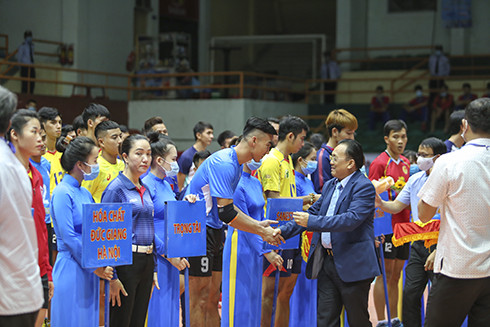 Ông Lê Hữu Hoàng, Phó Chủ tịch UBND tỉnh tặng cờ lưu niệm cho các đội.