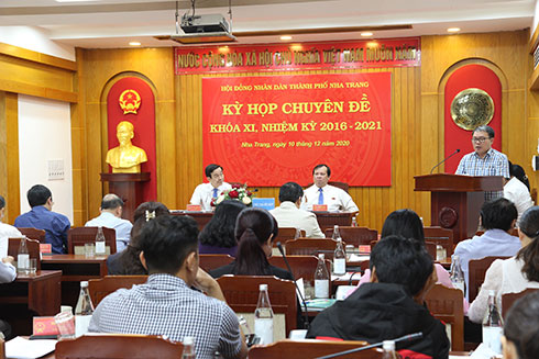Đại diện UBND T. Nha Trang trình bày tại kỳ họp.