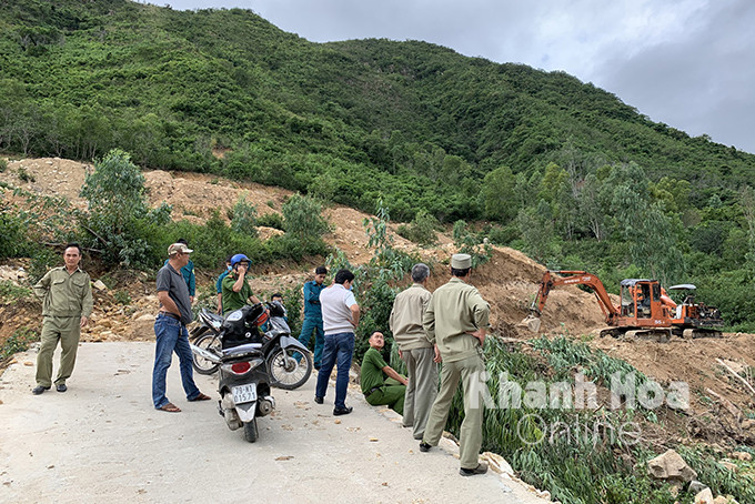 Lực lượng chức năng phường Vĩnh Hòa bắt quả tang xe múc đang hủy hoại đất rừng vào sáng 10-12