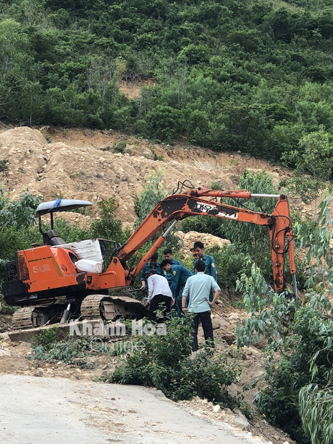 Lực lượng chức năng đang cố gắng đưa phương tiện vi phạm về UBND phường