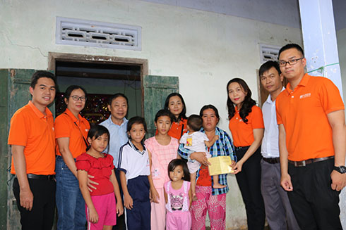 Hỗ trợ 100 triệu đồng cho người dân bị ảnh hưởng mưa lũ huyện Vạn Ninh