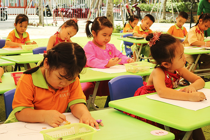  Các bé Trường Mầm non Họa Mi Nha Trang thi vẽ tranh.  
