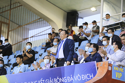Ông Lê Hữu Hoàng, Phó Chủ tịch UBND tỉnh đến dự lễ khai mạc vòng chung kết.