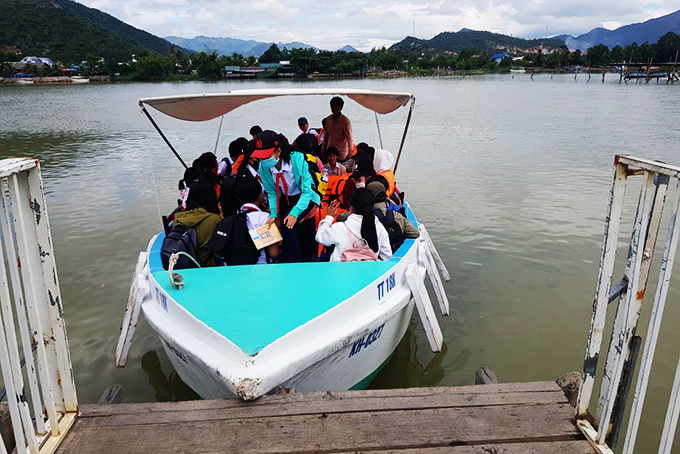 Cầu Phú Kiểng trôi, học sinh phải đi đò qua sông