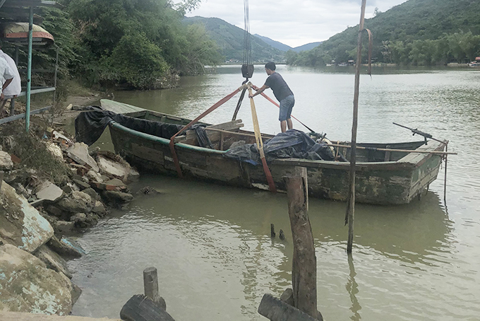 Xã Vĩnh Ngọc: Bắt 2 ghe hút cát trái phép