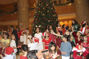 Khách sạn Sheraton Nha Trang tổ chức lễ thắp sáng cây thông Noel