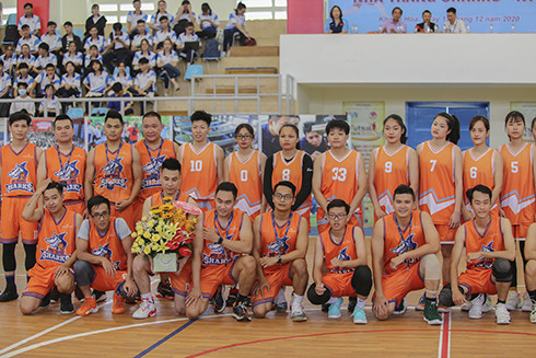 Thành viên câu lạc bộ chụp hình kỷ niệm với đội tuyển nữ Quảng Ninh.