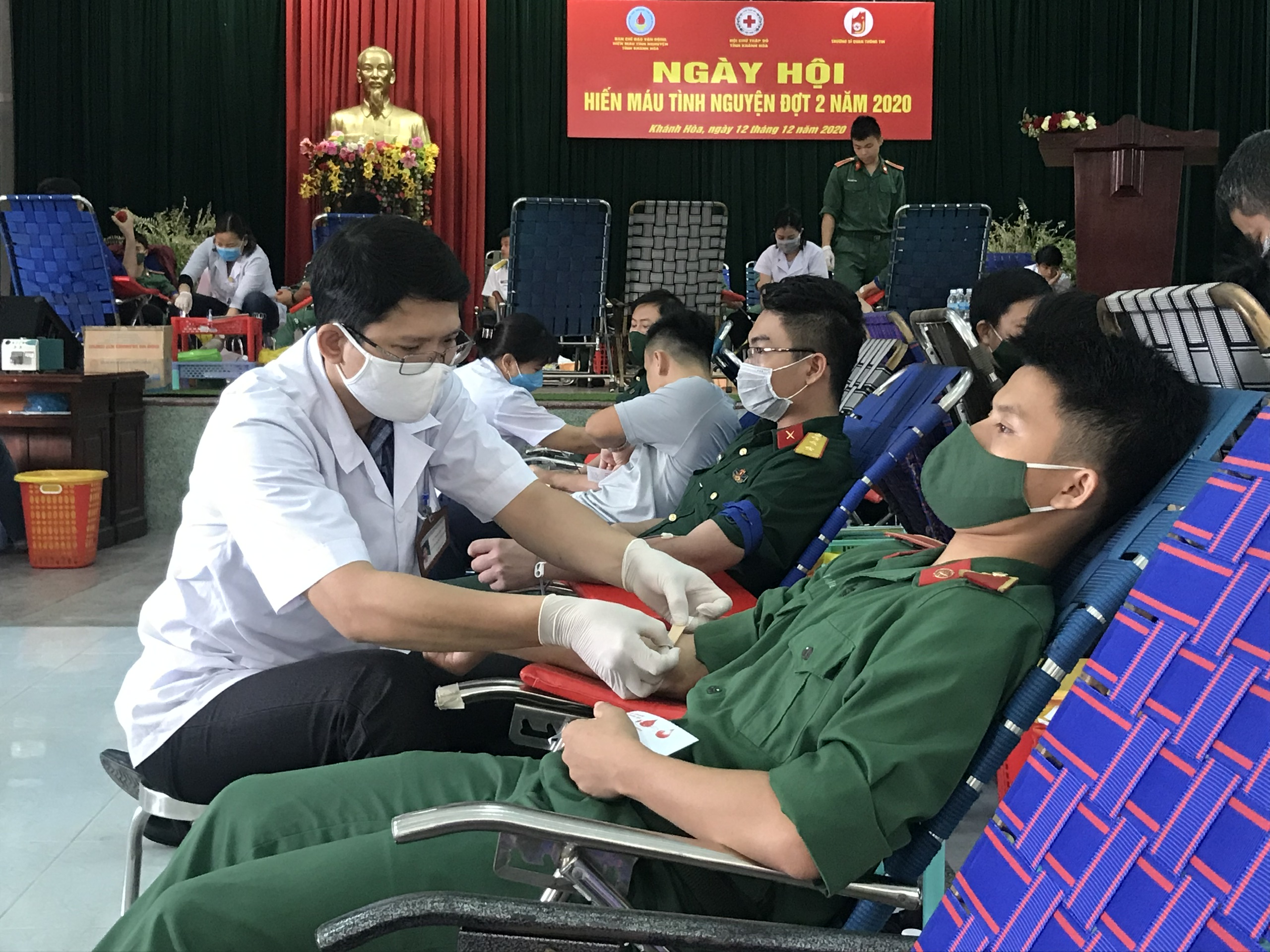 Trường Sĩ quan Thông tin: Gần 600 người tham gia hiến máu tình nguyện