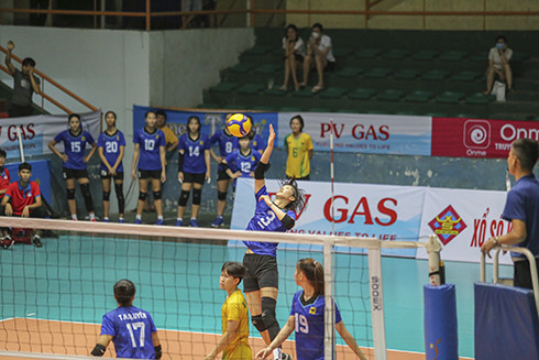 4T (Trần Thị Thanh Thúy) và các đồng đội VTV Bình Điền Long An có trận thắng nuôi hy vọng.